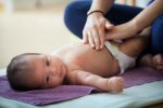 Cum examinam abdomenul bebelusului