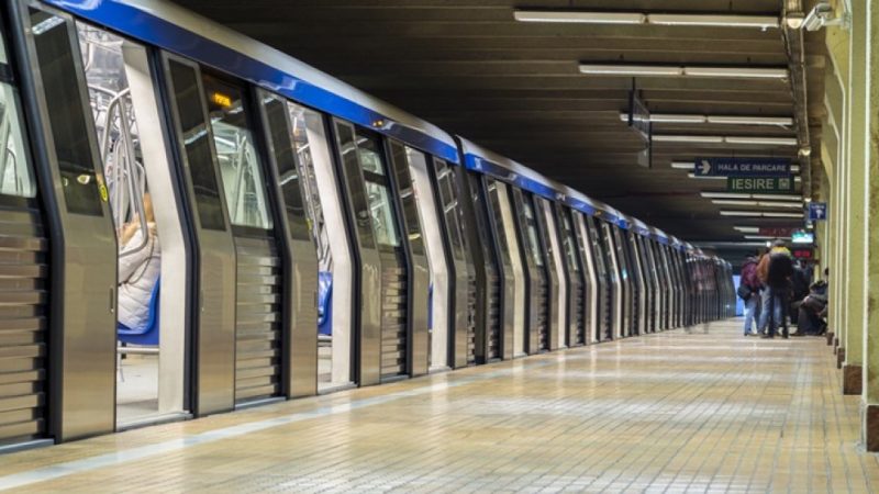 Incident grav la stația de metrou Universitate: Unui bărbat i-a căzut în cap o bucată de geam desprinsă din plafon
