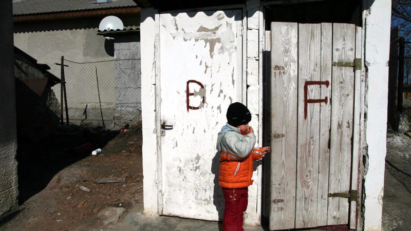In plina epidemie de coronavirus, in Romania exista1100 de scoli cu toaleta in curte, fara canalizare si fara apa curenta. Ministrul nu vrea sa suspende cursurile scolare