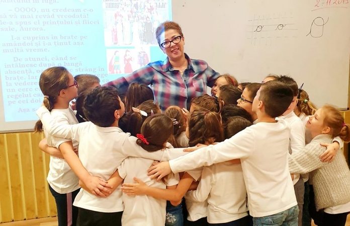 O învățătoare refuză să participe la ”experimentul” generat de ”haosul școlii online”: Ministerul Educației trebuie să vină cu reguli clare