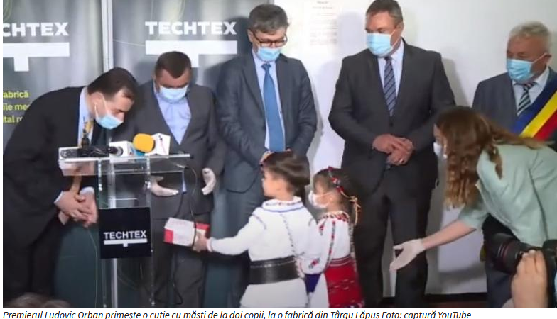 Romania 2020: Premierul Orban, întâmpinat cu copii la fabrica de măști