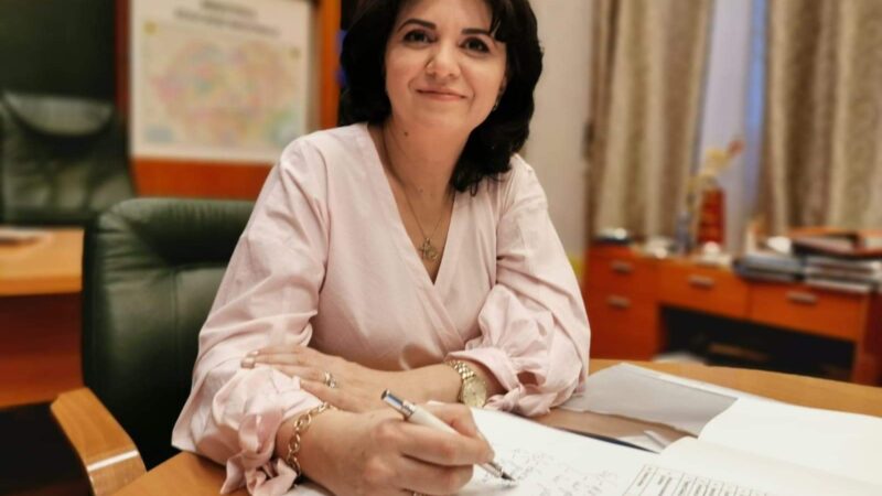 Anisie: Copii, fiţi responsabili şi respectaţi toate regulile de prevenire şi combatere a îmbolnăvirilor! Noi, profesorii, suntem alături de voi!
