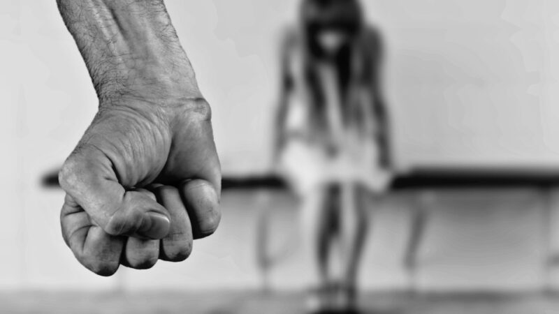 Un judecător femeie nu a trimis după gratii un bărbat care a violat o fetiţă, pentru că nu a creat o rumoare socială